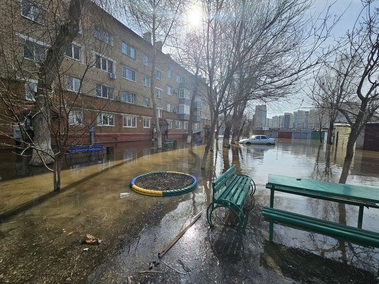 В Оренбурге затопило подвал еще одного дома на улице Потехина