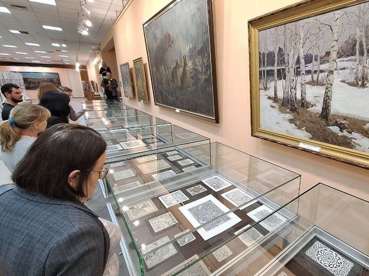 В бердянском музее открылась выставка памяти погибшей при теракте Елены Ильиной