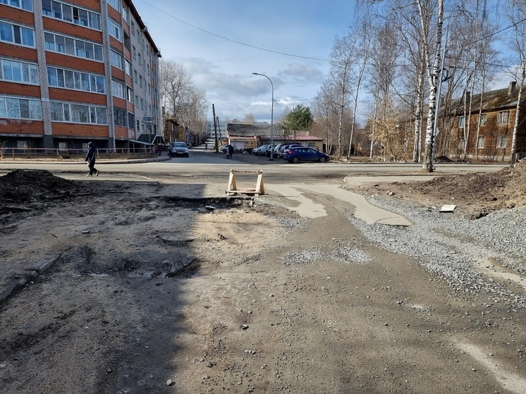 Водителей Петрозаводска предупредили о трех огромных ямах на дороге на Зареке