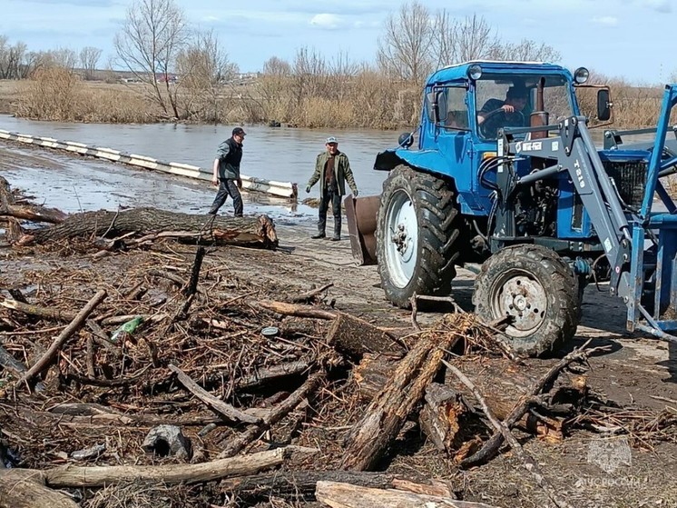 В Татарстане расчищают после половодья мост через Шешму