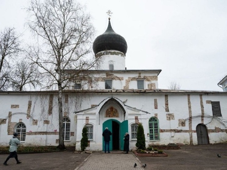 Территорию церкви Михаила Архангела в Пскове расчистят от деревьев и кустарников