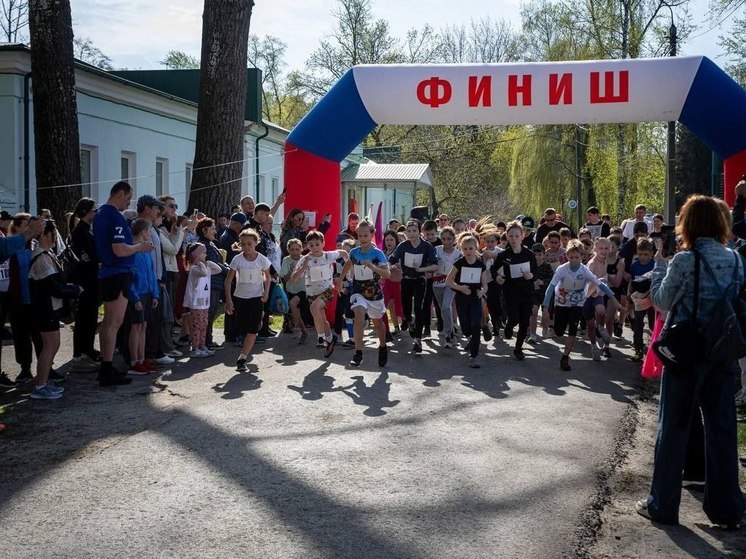 В Курске более 400 легкоатлетов пробежали забег в честь Дня космонавтики