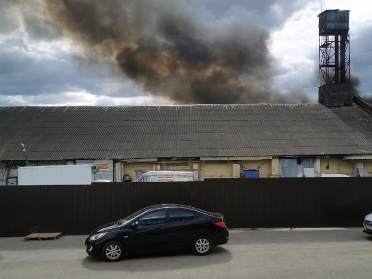 В Калуге произошел мощный пожар на складах Синих мостов