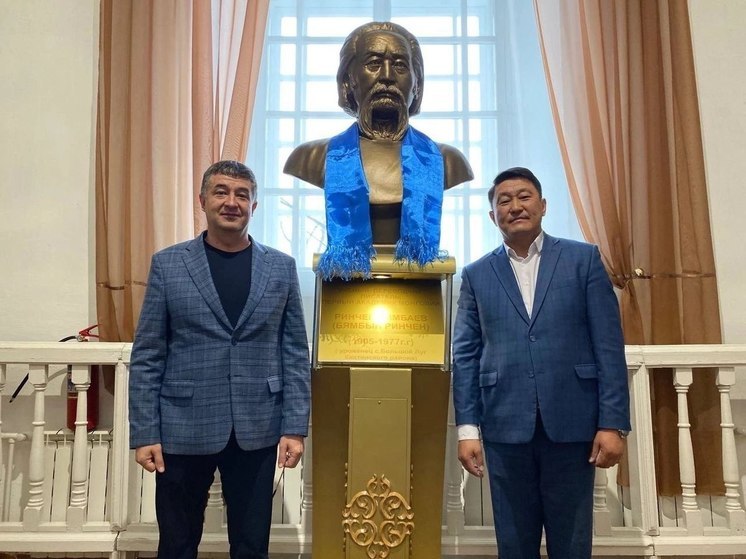 В Кяхте установлен бюст первого академика Монголии