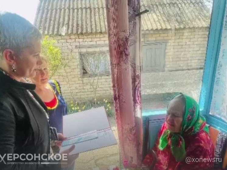В Геническе ветерану Великой Отечественной войны вручили полис ОМС на дому