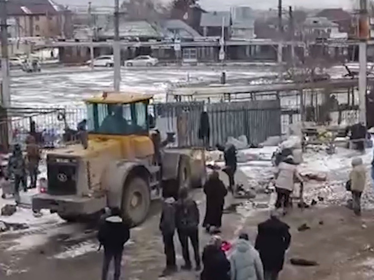 В Новосибирске трактор разгромил нелегальные торговые точки мигрантов