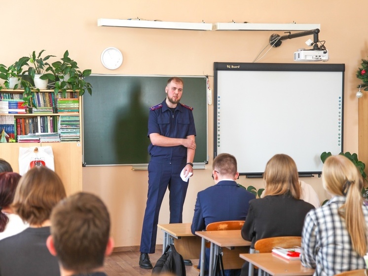В Твери следователь СК провел профилактическую беседу с учащимися гимназии