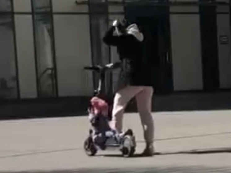 В центре Рязани заметили женщину на самокате с ребёнком в ногах