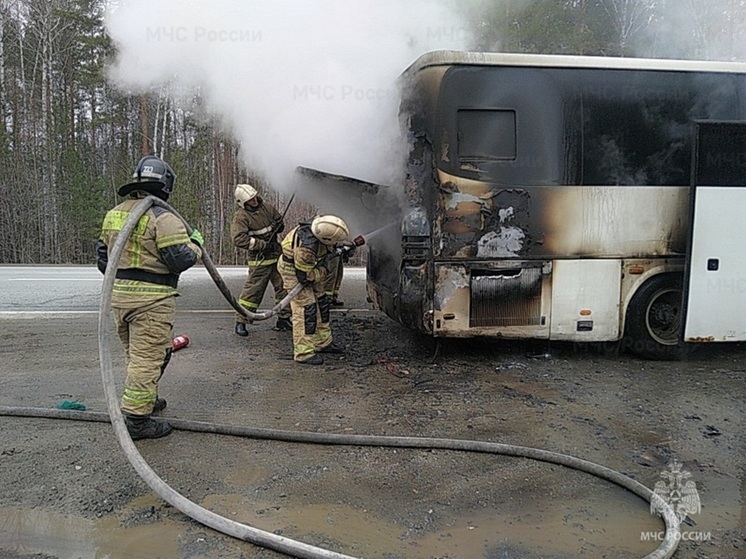 В Свердловской области у автобуса на ходу загорелся мотор