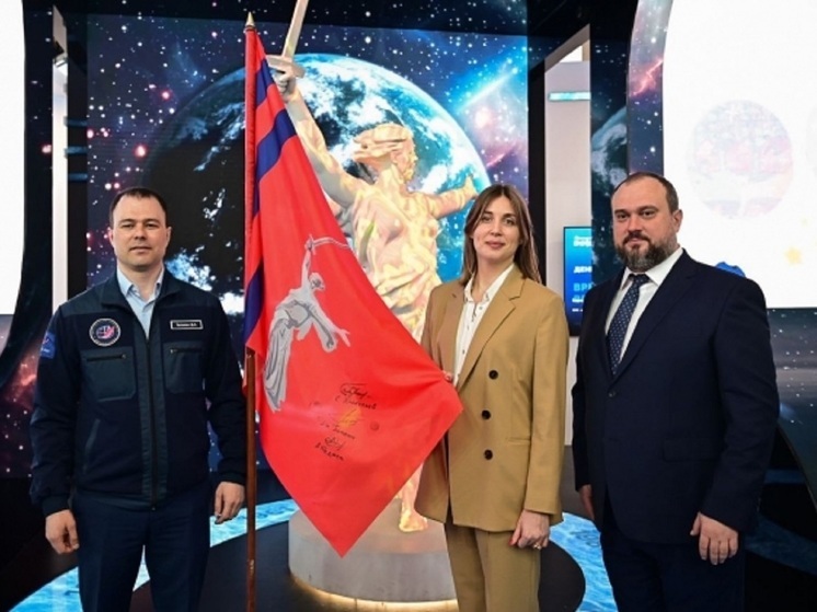 На ВДНХ в Москве на стенде Волгоградской области побывал космонавт Петелин