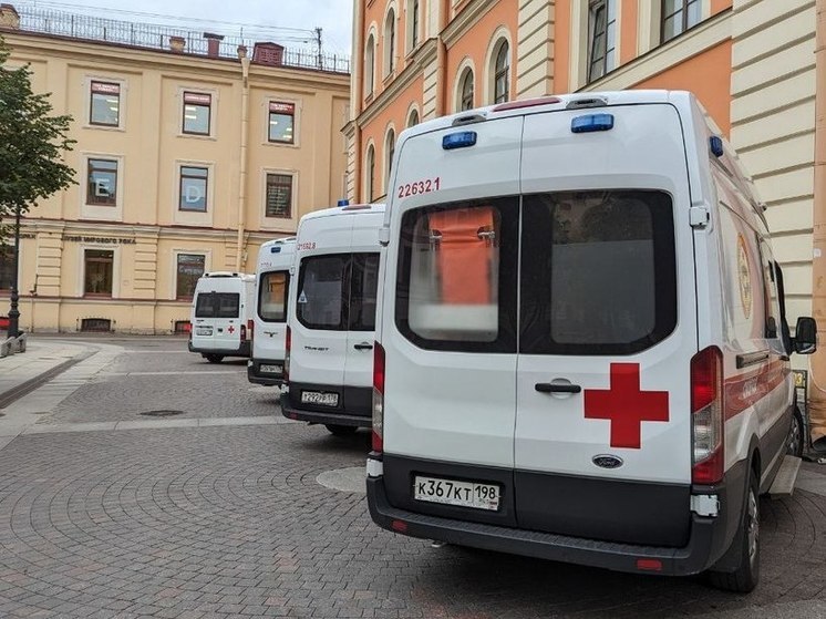 Инвалида-колясочника с множественными травмами увезли в больницу с АЗС в Петербурге