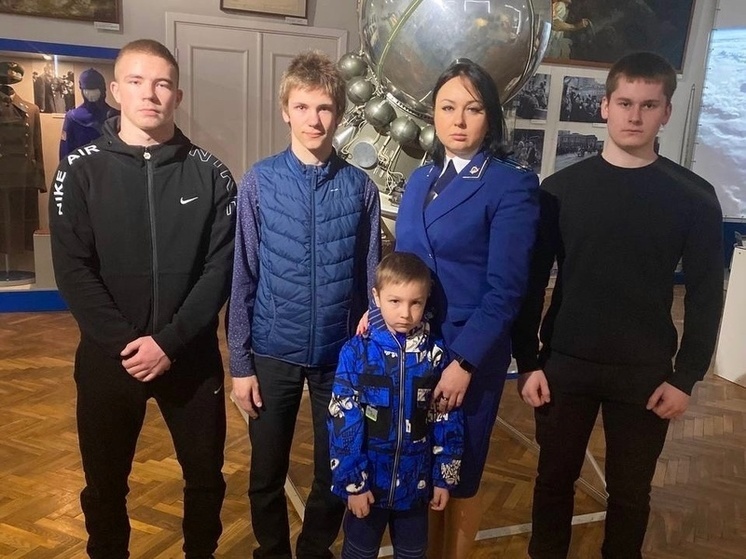Прокуратура Хиславичей организовала для школьников посещение экспозиции «Гагарин – первый космонавт Земли»