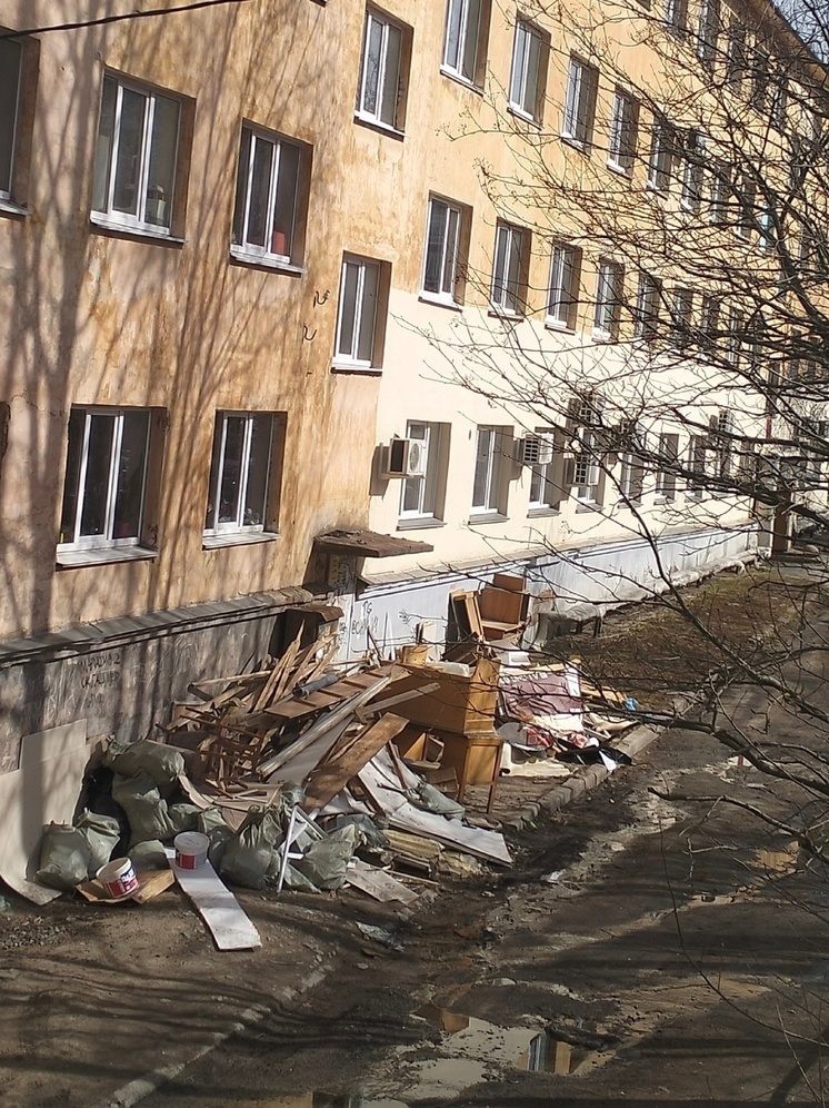Рабочие круглый год устраивают свалку у административного здания в Петрозаводске