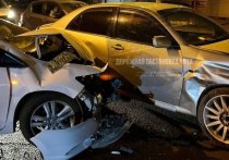 Два автомобиля Honda и Toyota столкнулись вечером 13 апреля на улице Трактовой в Чите
