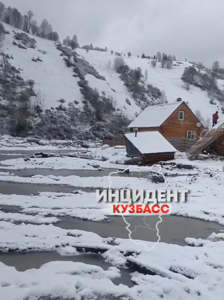 В Сеть попали кадры последствий потопа в кузбасском поселке
