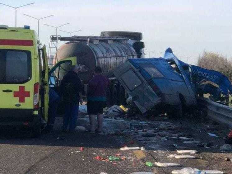 В Воронеже грузовик насмерть сбил чинившего фургон водителя
