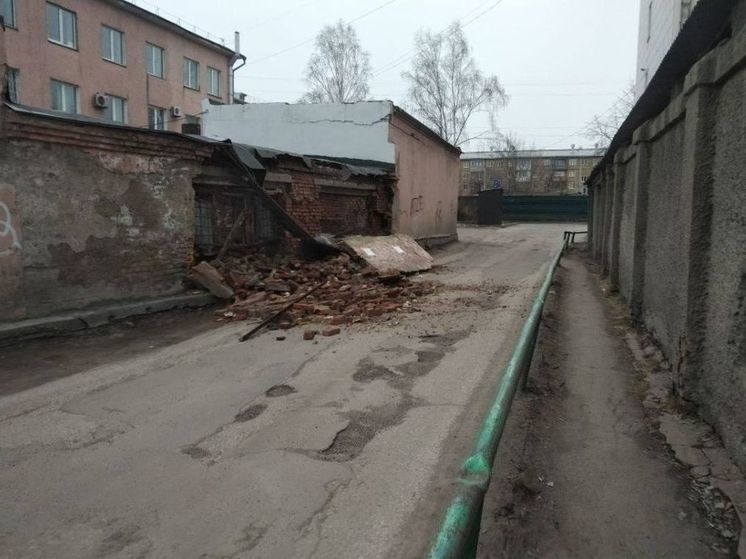 Кирпичная стена здания обрушилась в Кемерове