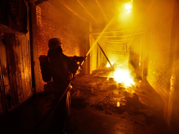 В Углезаводске загорелось бытовое помещение