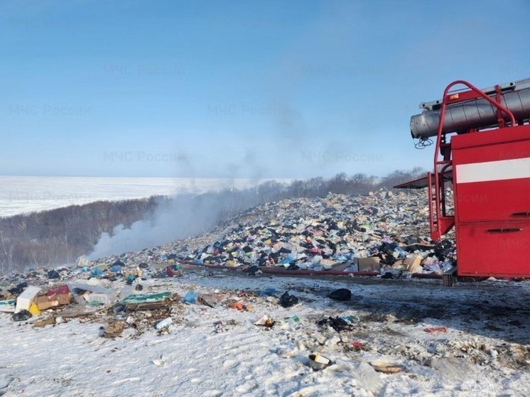 В Корсакове возле дороги загорелся мусор