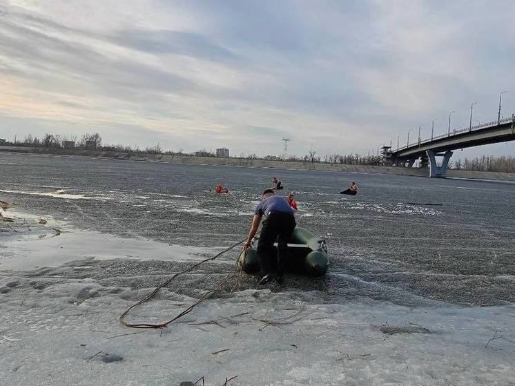 В Балакове спасатели вытащили провалившуюся под лёд школьницу