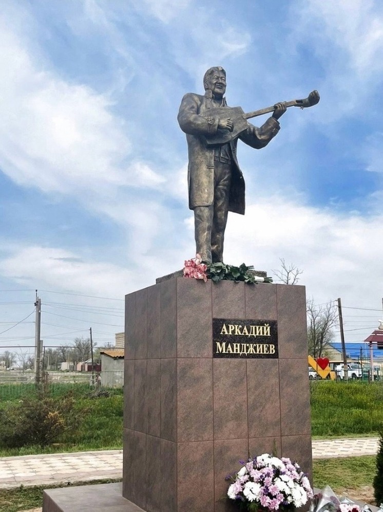 В Калмыкии открыли памятник Аркадию Манджиеву