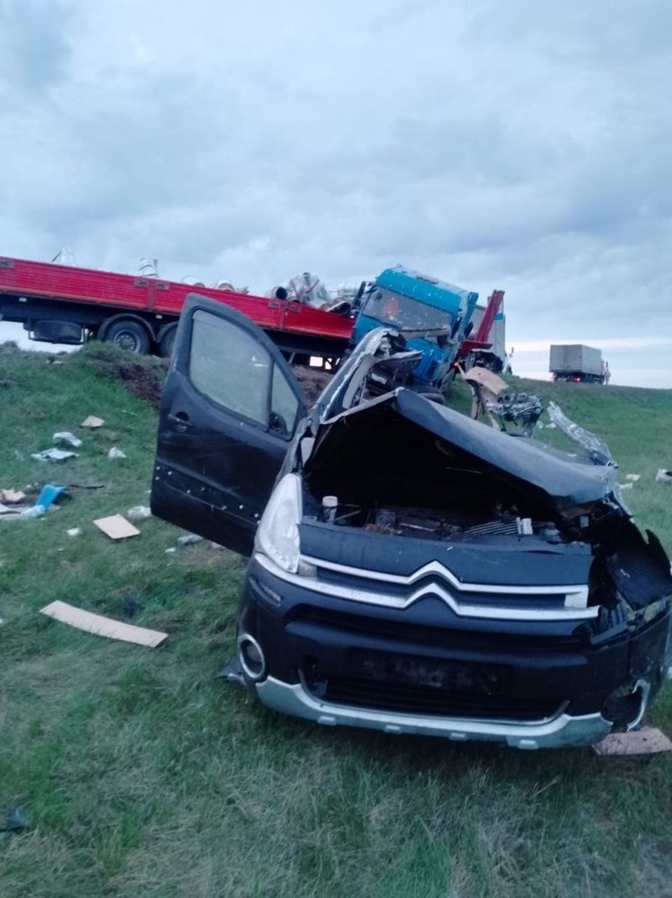 В Воронежской области погиб водитель «Ситроена» в аварии с двумя грузовиками
