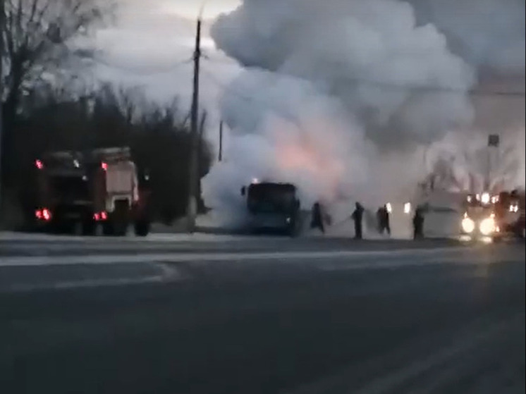 В Твери у Восточного моста сгорел синий автобус