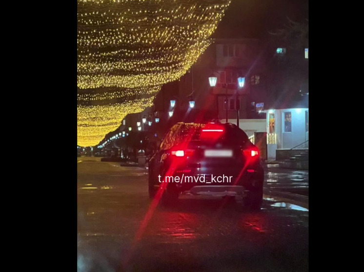 18-летний водитель BMW припарковался на пешеходной зоне в Черкесске