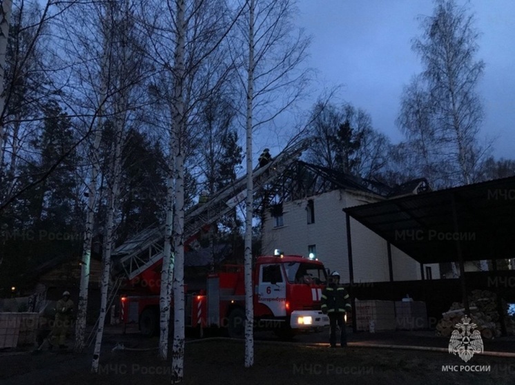 Трехэтажный коттедж вспыхнул в Екатеринбурге, огонь тушили 20 пожарных