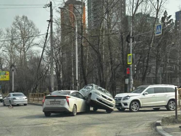Водитель легковушки заехал на капот другой машины в Хабаровске
