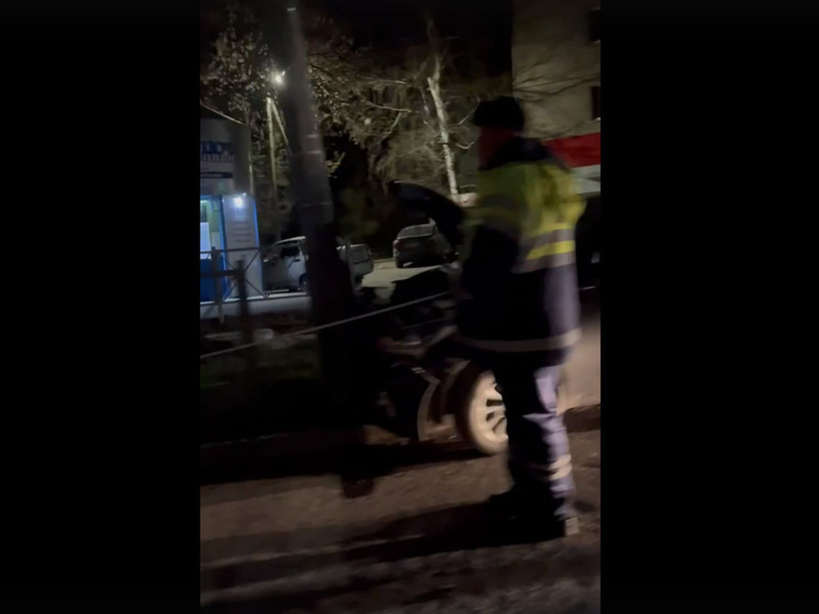 Ночью в Железнодорожном районе Рязани водитель легковушки врезался в столб