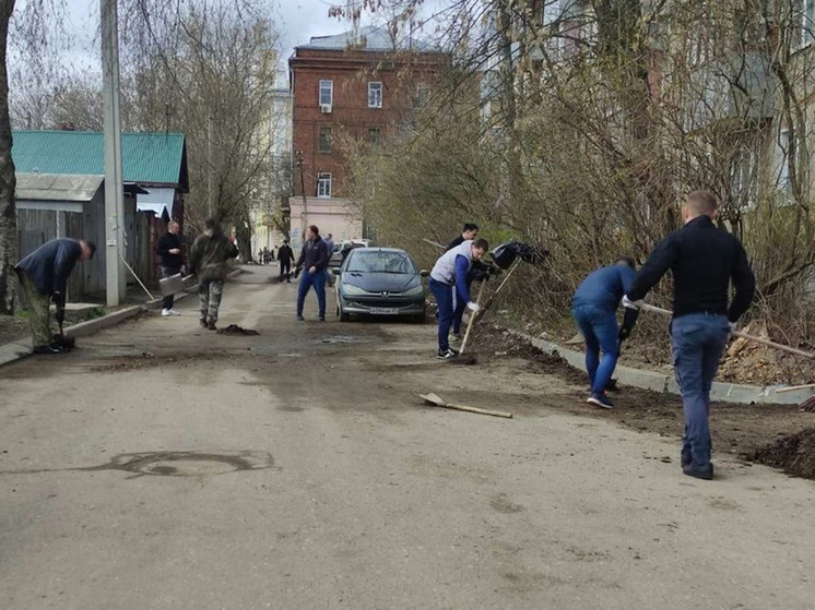 Сотрудники полиции очистили от мусора участок улицы Королёва в Иванове