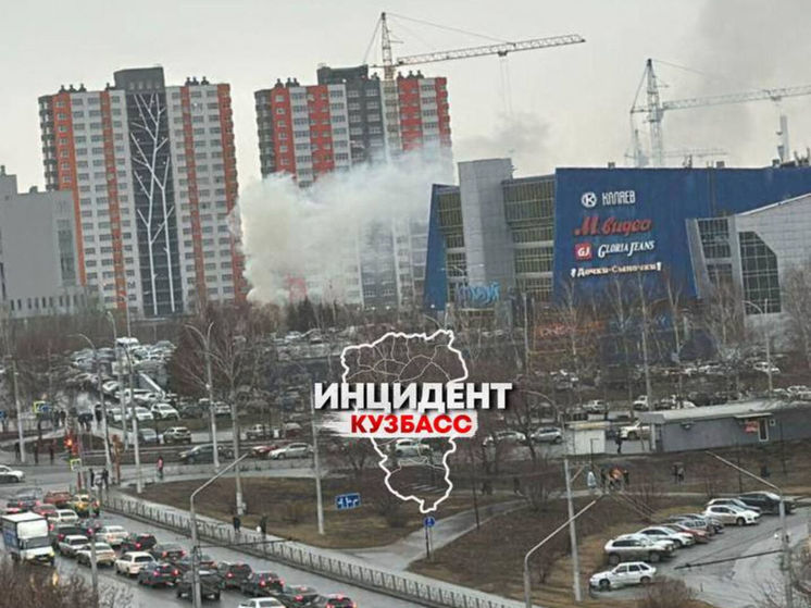 Валящий дым от ТРЦ Лапландия обеспокоил кемеровчан