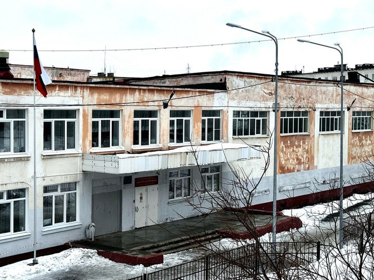 Спустя много лет в школе №22 города Заполярный наконец обновят фасад
