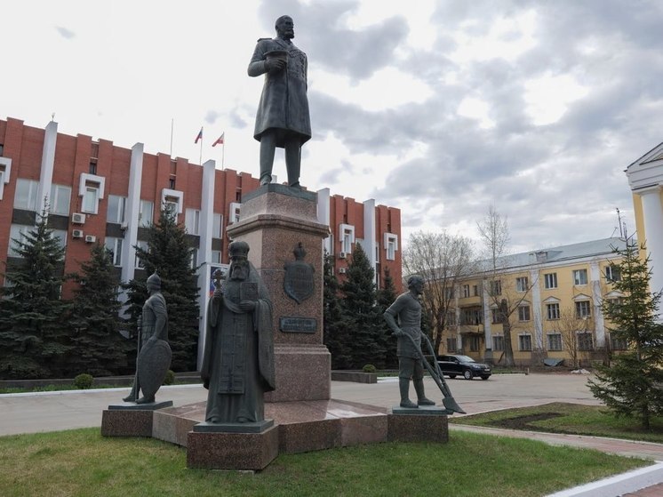 Губернатор Бусаргин возложил цветы к памятнику Столыпина