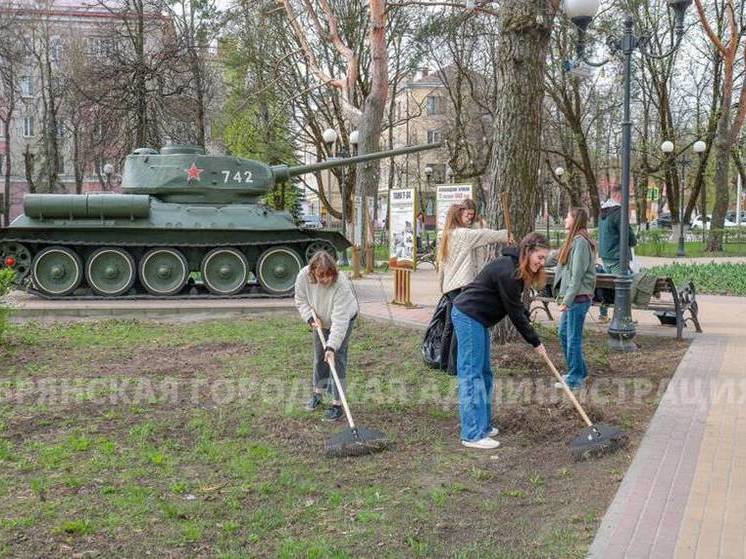 Больше четырех тысяч человек вышли на субботник в Брянске