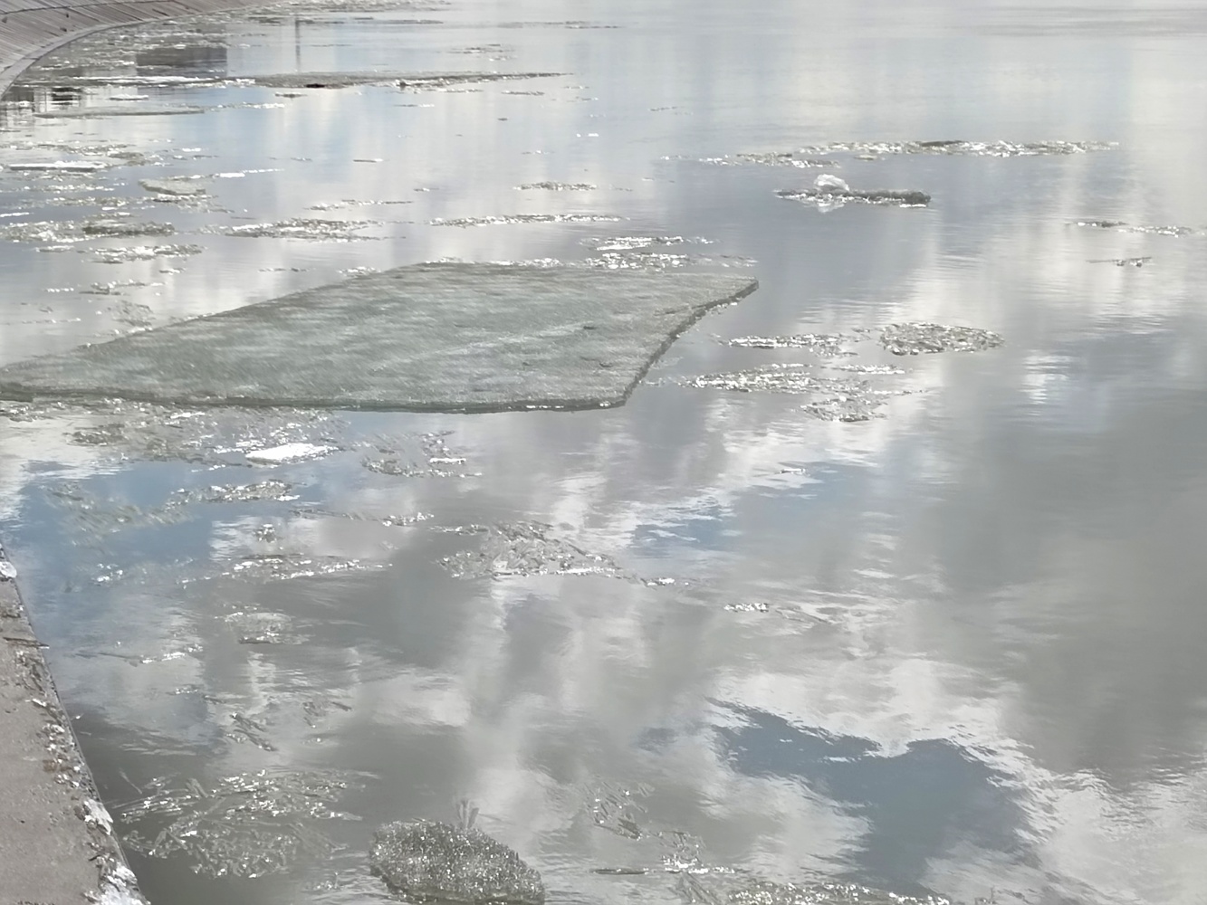 В Омске начался ледоход на Иртыше: кадры весенней стихии