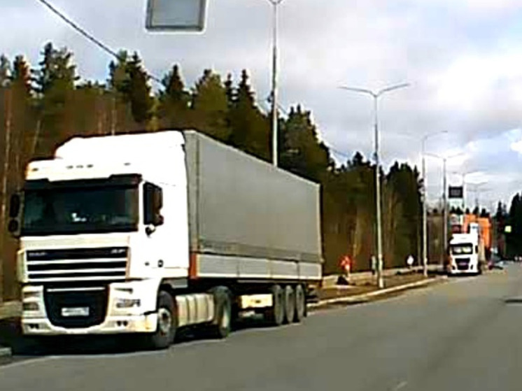 Водители грузовиков вопреки запрету паркуются в Петрозаводске