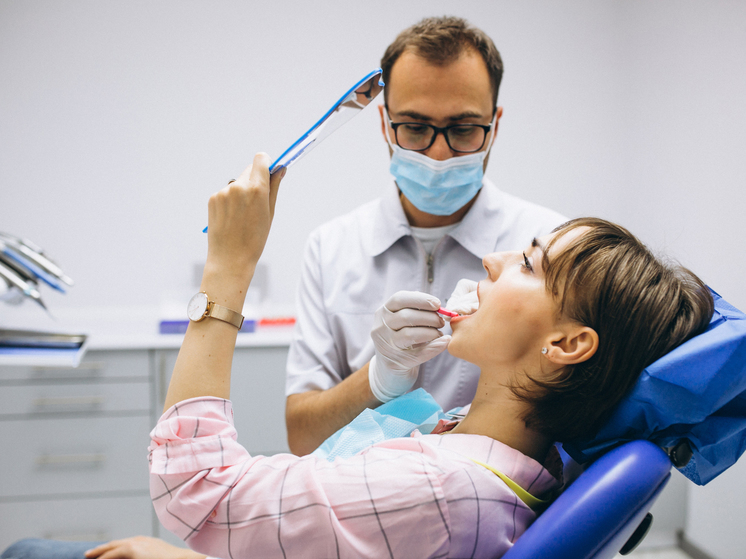 Стоматолог-ортопед Прокопенко объяснил, чем опасно отбеливание зубов