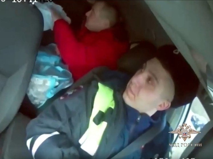Сотрудники Госавтоинспекции в Иркутске спасли новорожденного на дороге