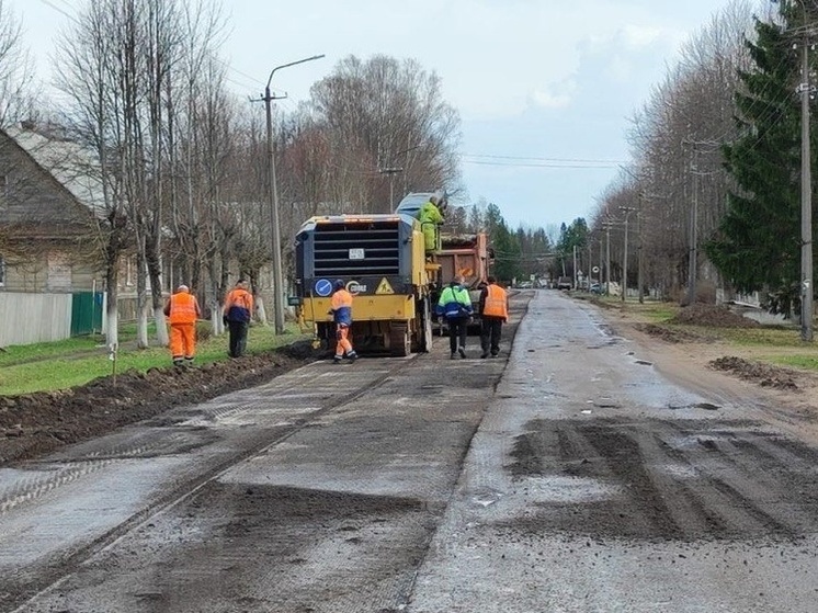 На центральной улице Холма начали ремонтировать дорогу