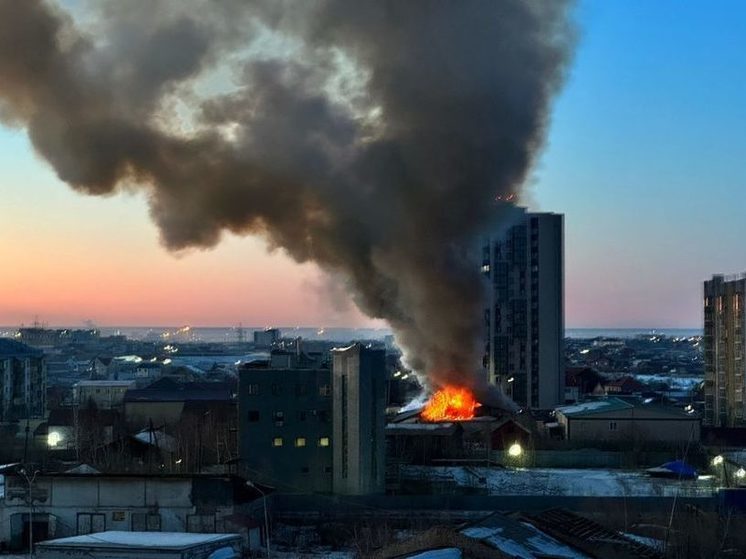 В Якутске загорелся склад мебельного магазина