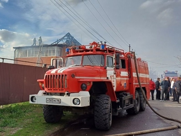 Под Курском спасатели потушили пожар в двухэтажном особняке