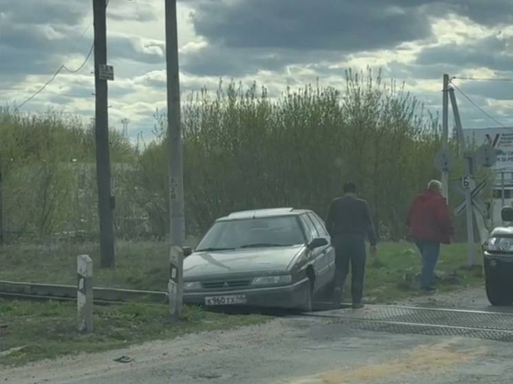 Под Курском автомобиль вылетел на железнодорожные рельсы