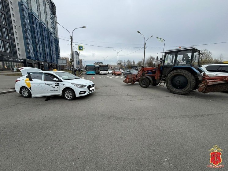 В Петербурге в ДТП с такси и трактором пострадали дети