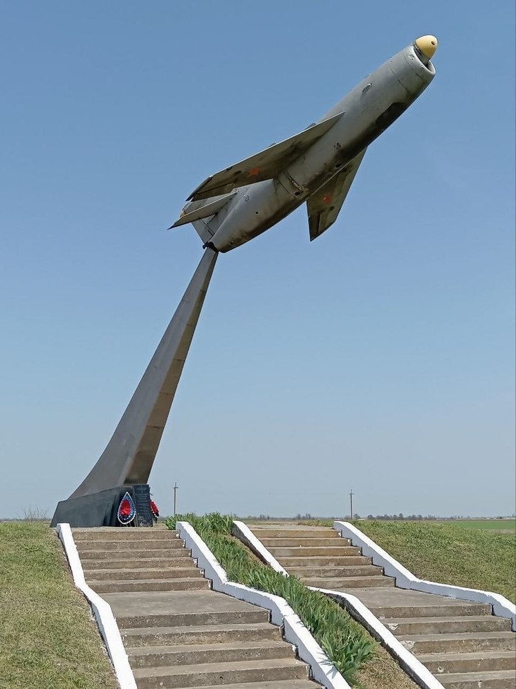 Сотрудники Скадовского военкомата привели в порядок памятник летчикам