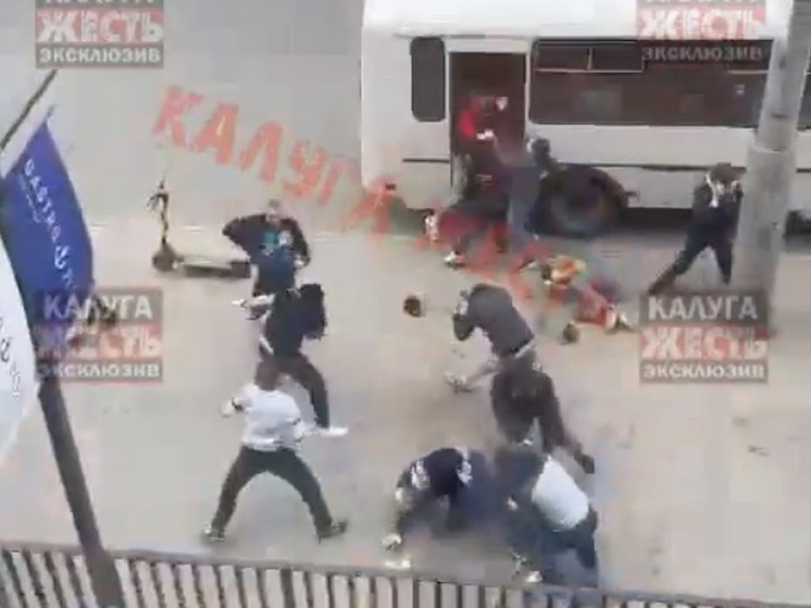 Два десятка мужчин устроили потасовку в самом центре Калуги