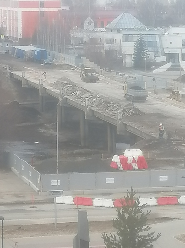 Рабочие начали сносить мост на улице Мерецкова в Петрозаводске