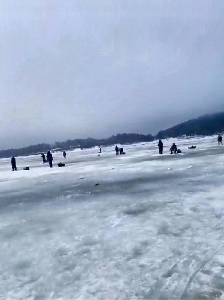 На озере в Корсаковском районе оторвало льдину с людьми