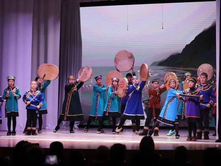 Нонна Лаврик поздравила с юбилеем сахалинский ансамбль «Пила к’ен»